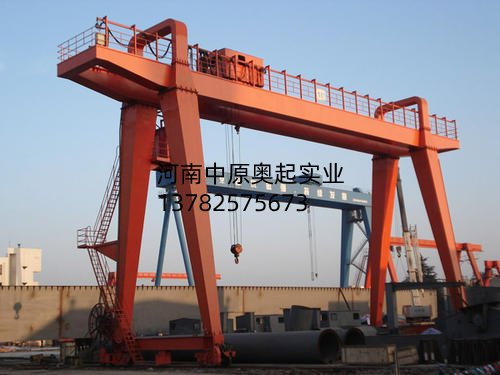 龍門吊門式起重機滑線距地面高度對操作人員有何要求？