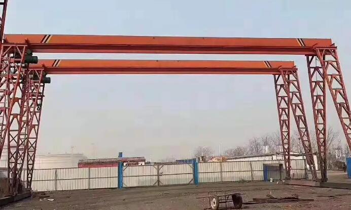 龍門吊設備電動機的絕緣層構造，是根據(jù)電流量尺寸或是工作電壓多少明確?