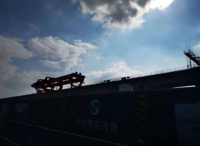 為什么大型900噸架橋機(jī)價格受到多種因素的影響？